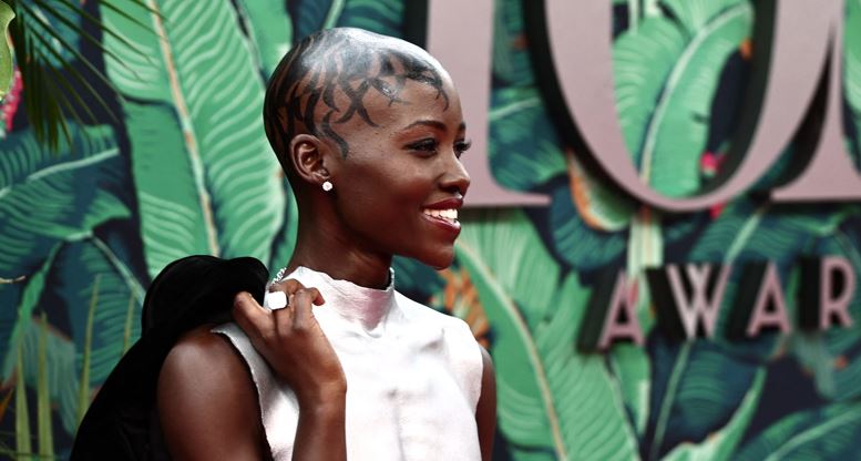 Η Lupita Nyong’o έγραψε στιλιστική ιστορία με ένα «αιχμηρό» item στα Tony Awards