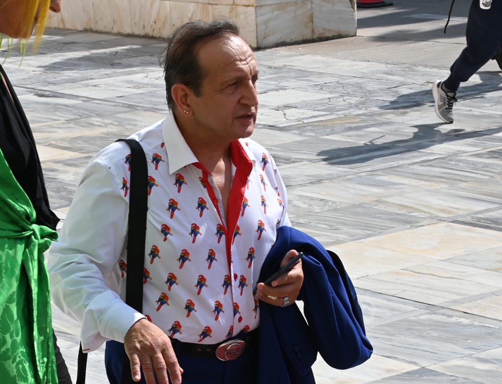 Σπύρος Μπιμπίλας: Ο λόγος που φόρεσε πουκάμισο με παπαγαλάκια στην ορκωμοσία της Βουλής