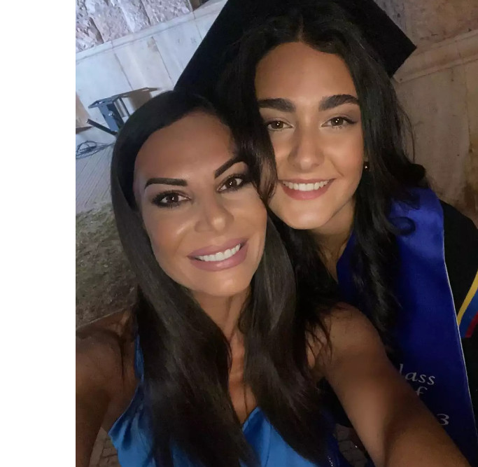 Εύη Βατίδου: Καμαρώνοντας την 18χρονη Μάιρα στην αποφοίτηση