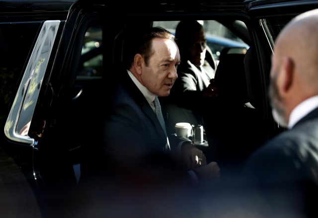 Κέβιν Σπέισι: Ένταση κατά τη διάρκεια της δίκης του – «Ήμουν κατά καιρούς ερωτύλος αλλά αυτό δεν με έκανε κακό άνθρωπο»