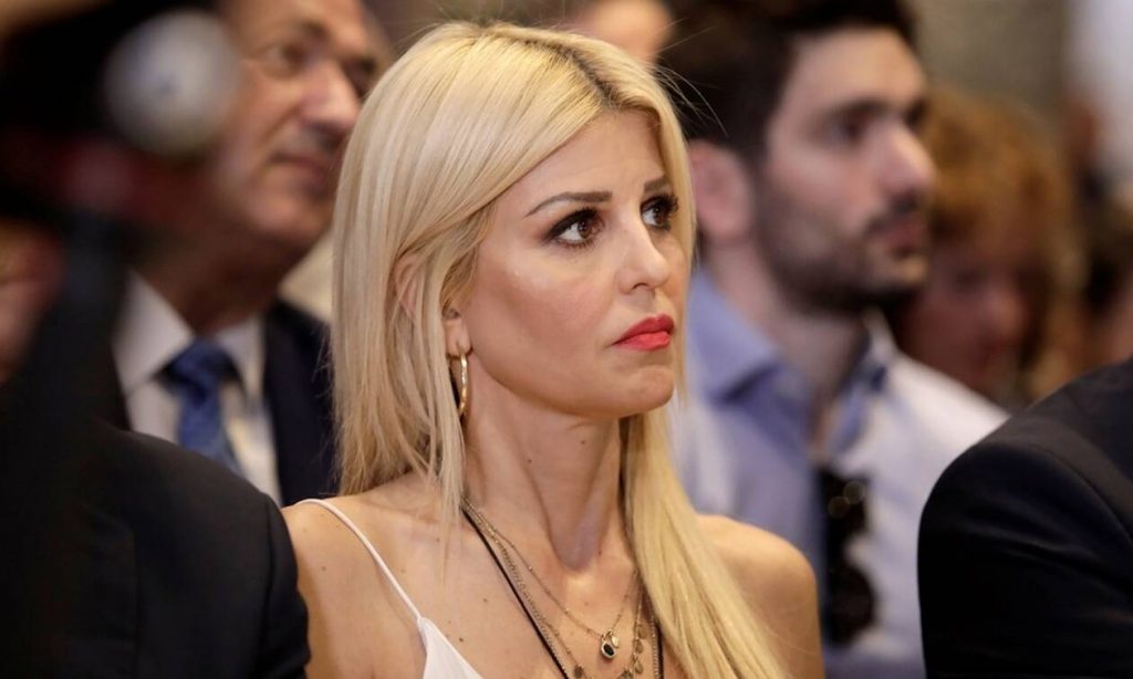 Έλενα Ράπτη – Γιάννης Μπρατάκος: Αγκαλιά στο κέντρο της Αθήνας