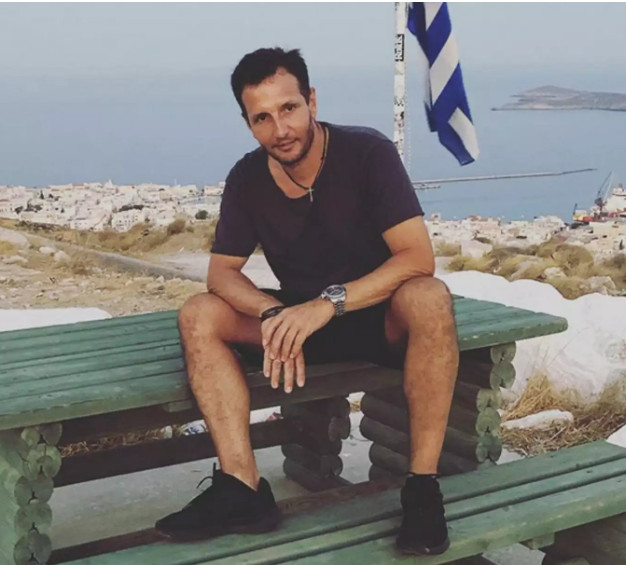 Δημήτρης Μπάσης: Τραγουδά αυθόρμητα σε ταβέρνα της Σύρου και ξεσηκώνει το κοινό
