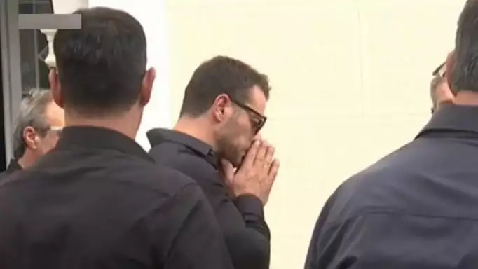 Γιώργος Αγγελόπουλος: Συντετριμμένος στην κηδεία της μητέρας του – «Για εμένα δεν έχει πεθάνει»