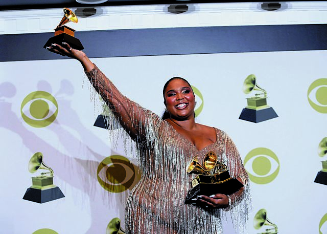 Lizzo: Βραβεύτηκε εν μέσω καταγγελιών και δικαστικών υποθέσεων που εκκρεμούν