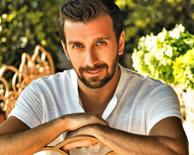 Θάνος Πετρέλης: «Ο πόλεμος που δεχτήκαμε στο Fame Story ήταν ένας αντίστοιχος παγκόσμιος”»