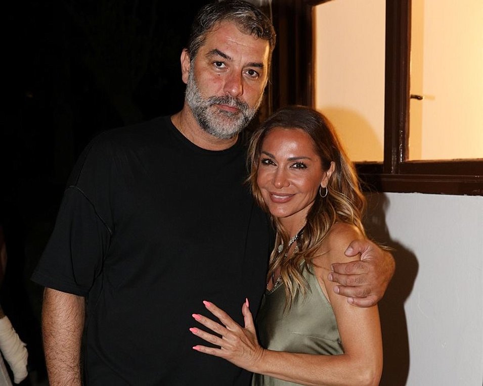 Δέσποινα Βανδή: Στην αγκαλιά του Μπισμπίκη σε παραλία της Ρόδου