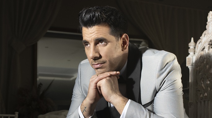 O Θοδωρής Φέρρης αφιερώνει το νέο του τραγούδι «Είμαι Εδώ Για Σένα» στην «κόρη» του