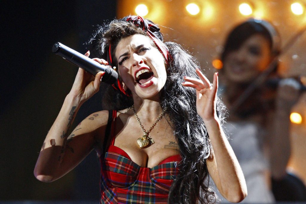 Amy Winehouse: Σε δικαστική μάχη ο πατέρας της με τις φίλες της για ένα φόρεμα