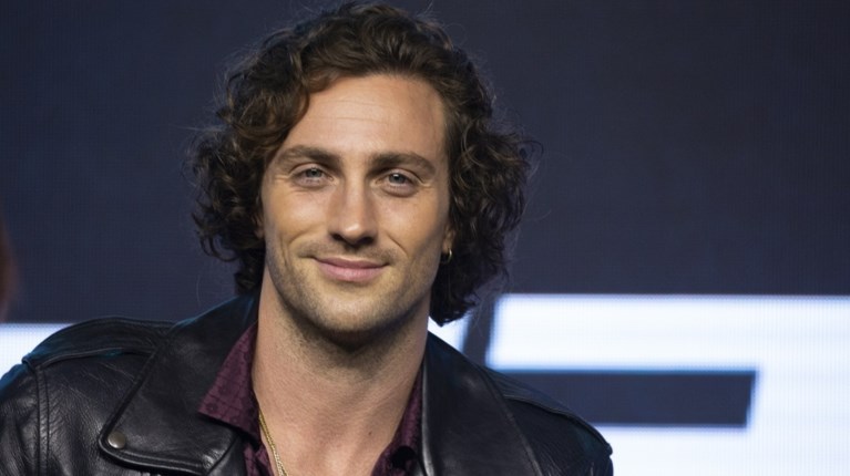 «Έχει ταλέντο»: Έγκριση από έναν παλιό «Μποντ» πήρε ο Άαρον Τέιλορ Τζόνσον