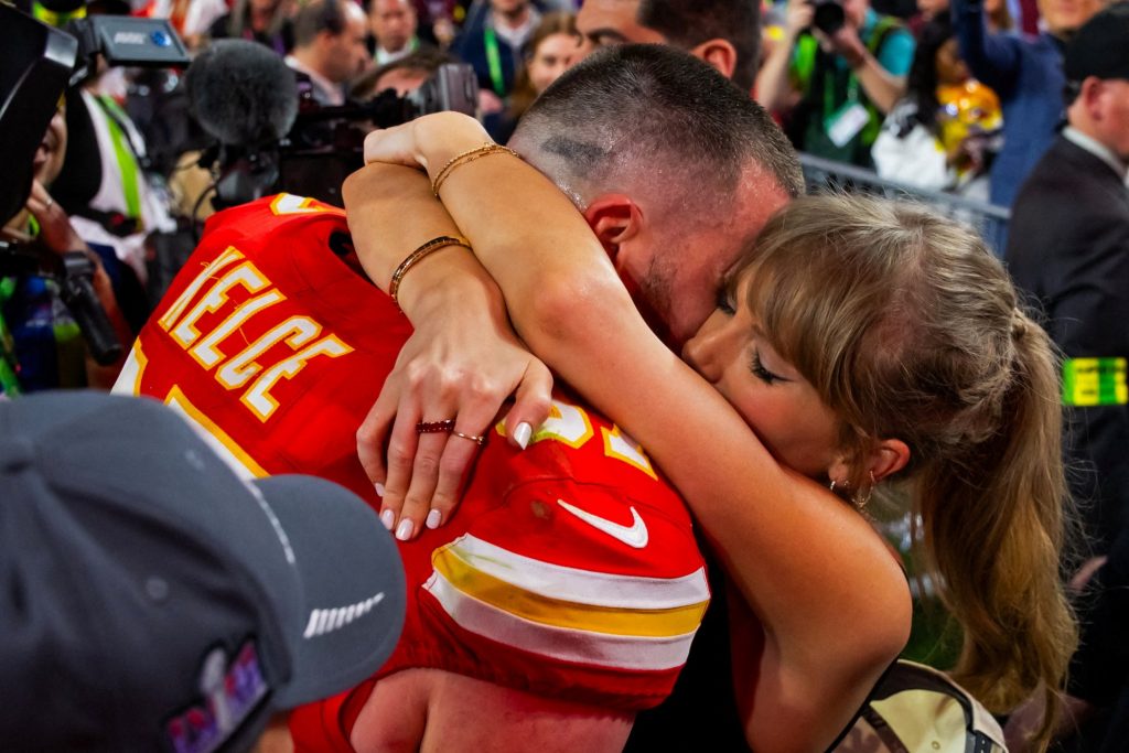 Η Τέιλορ Σουίφτ γράφει τραγούδια για τον Travis Kelce