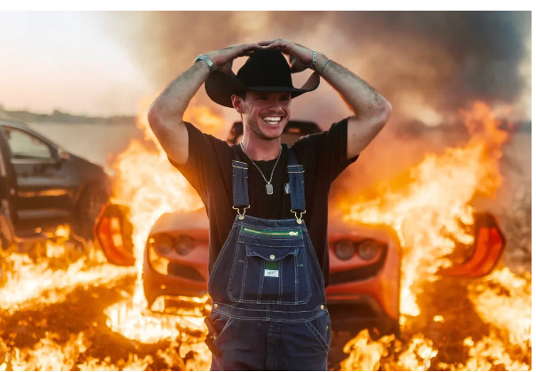 Αγόρασε Ferrari 400.000 δολαρίων και την έκαψε σε χωράφι