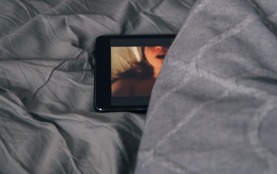 Εφαρμογή προειδοποιεί τους αγαπημένους σας αν βλέπετε πορνό – H επιτυχία της ακροδεξιάς στις ΗΠΑ