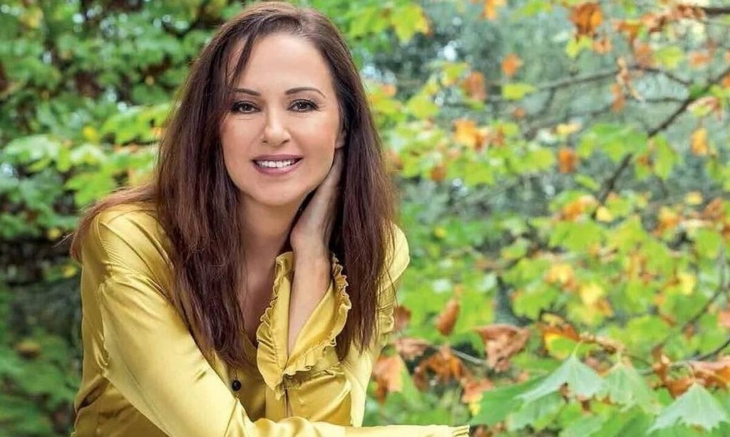 Κοραλία Καράντη: «Στα 64 μου με φλερτάρουν νέοι άντρες στην ηλικία του γιου μου»