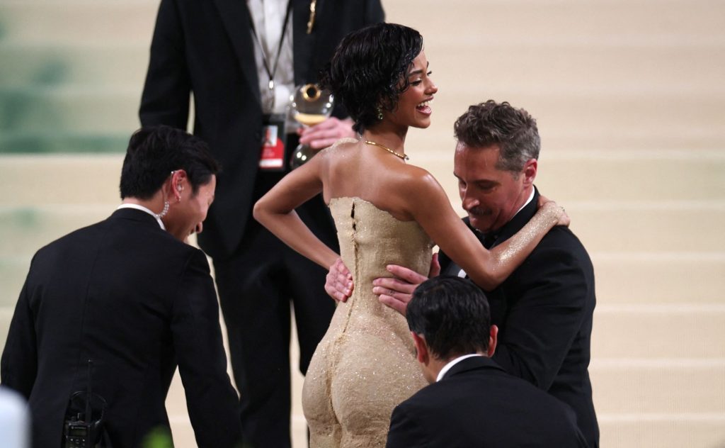 Met Gala: Το φόρεμά της ήταν από άμμο – Τη σήκωσαν για να ανέβει τις σκάλες