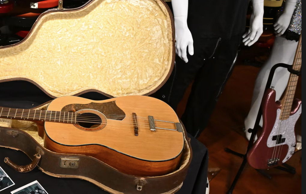 Δημοπρασία: Το ασύλληπτο ποσό που πουλήθηκε η κιθάρα ενός θρύλου της μουσικής