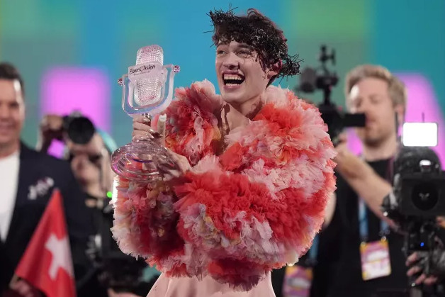 Eurovision 2024: Το Nemo επέστρεψε στην Ελβετία με υποδοχή ήρωα