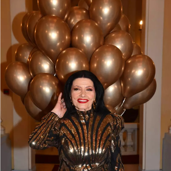 Η Ζωζώ Σαπουντζάκη έγινε 87 χρόνων και το γιόρτασε με ένα μεγάλο πάρτι