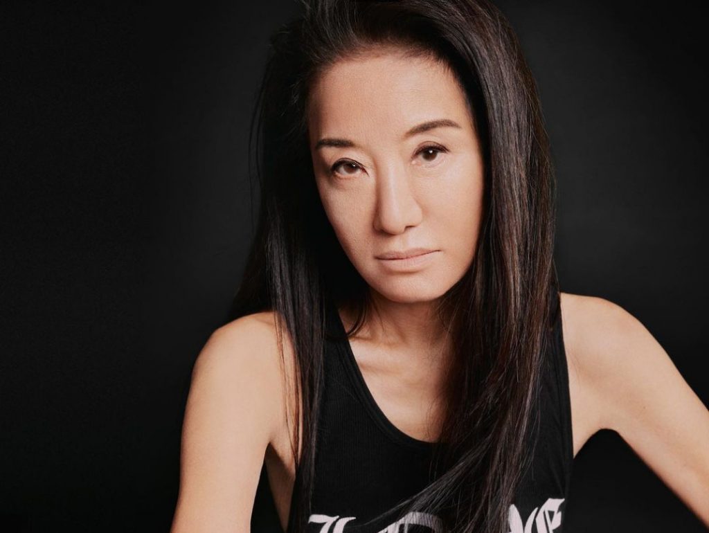 H Vera Wang είναι φαινόμενο! Απολαμβάνει την εργένικη ζωή στα 75 και αρνείται να αφήσει γκρίζα τα μαλλιά της