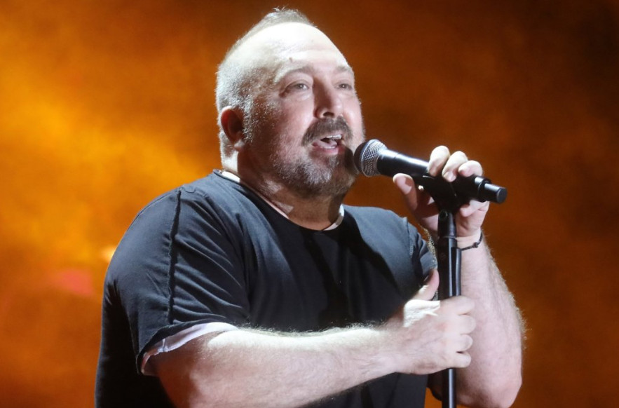 Συγκλονίζει ο Γιώργος Αλκαίος: «Γνώρισα τη μητέρα μου στα 16, κρατούσα ταμπέλα να με αναγνωρίσει»