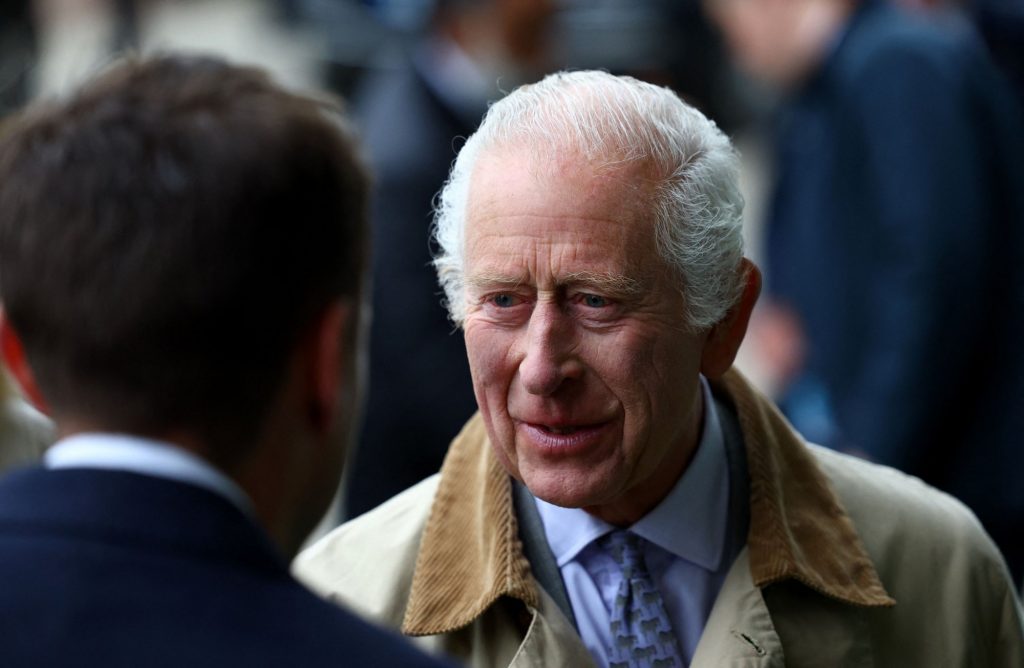 Ο βασιλιάς Κάρολος απειλεί να κόψει δεσμούς με τον πρίγκιπα Άντριου – Τον διώχνει από το σπίτι