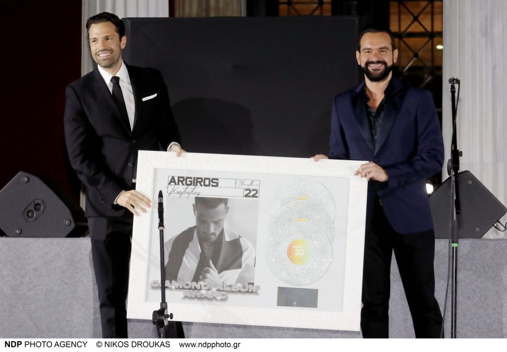 Ο Κωνσταντίνος Αργυρός με την Αλεξάνδρα Νίκα στην απονομή του διαμαντένιου άλμπουμ του