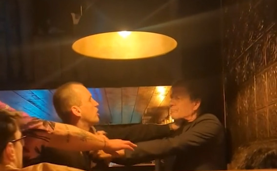 Σον Μπιν: πιάστηκε στα χέρια με πορτιέρη μπαρ, επειδή του έκαναν παρατήρηση για το ηλεκτρονικό τσιγάρο