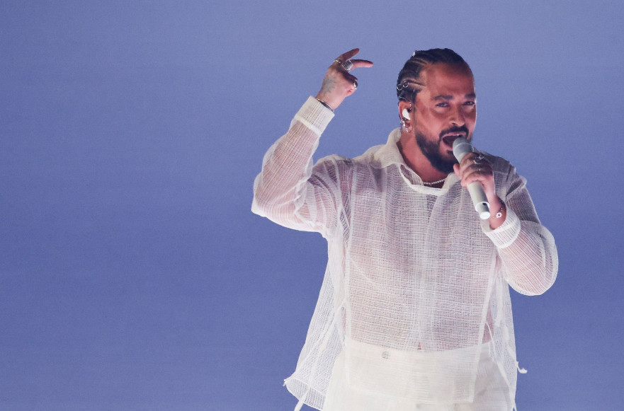 Συγκινημένος ο Slimane ακούγοντας το «Mon Amour» στη Μύκονο