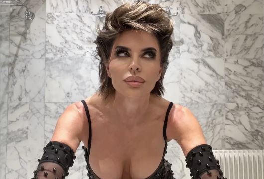 Η Lisa Rinna μοιράζεται γυμνή selfie για τα 61α γενέθλιά της πριν τη διαγράψει γρήγορα