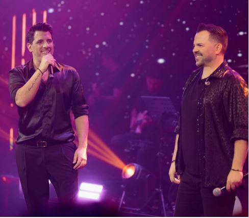 O Θοδωρής Φέρρης και ο Νίκος Απέργης παρατείνουν τις sold out εμφανίσεις τους στο «Posidonio»