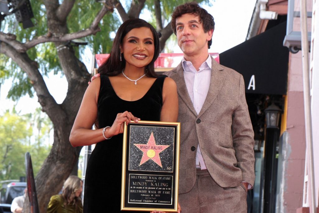 Η Μίντι Κάλινγκ και ο Μπ. Τζ. Νόβακ ένωσαν τις δυνάμεις τους στο Walk of Fame του Χόλιγουντ