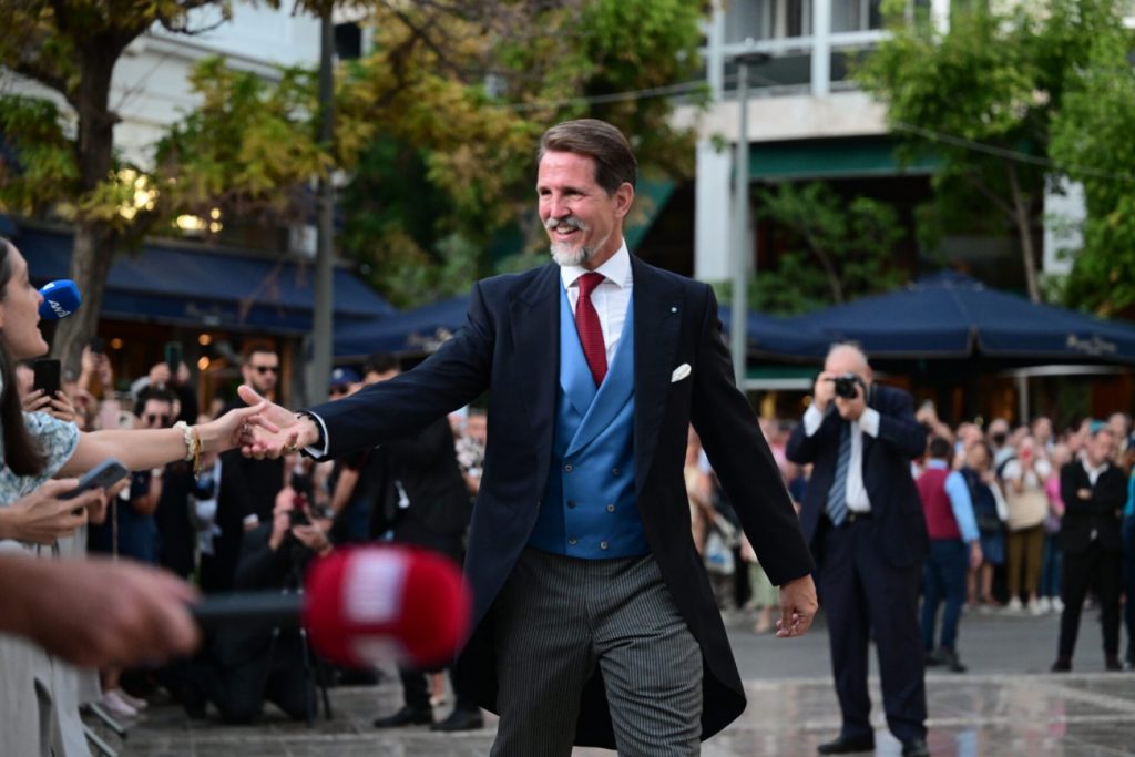 Παύλος Ντε Γκρες: Χορεύει ζεϊμπέκικο και ο Αντώνης Ρέμος του χτυπά παλαμάκια