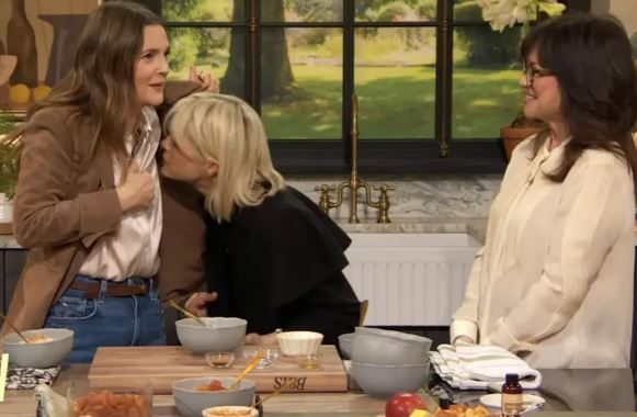 Η Ντριου Μπάριμορ και η Σέλμα Μπλερ μυρίζουν η μία τη μασχάλη της άλλης on air