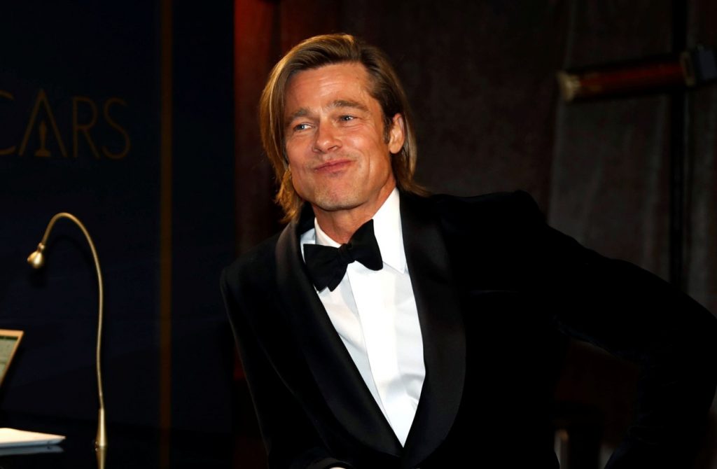 «Είχε γαντζωθεί από το παράθυρο»: Η τρομακτική εμπειρία του Μπραντ Πιτ με οδηγό τον Λιούις Χάμιλτον