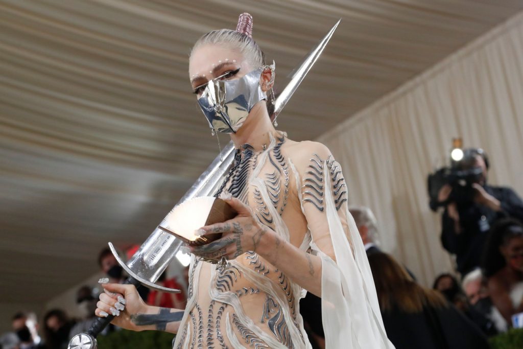 Ζούμε την Άγρια Δύση της πληροφορίας: Η πρώην σύντροφος του Έλον Μασκ, Grimes, επιτίθεται στο Χ