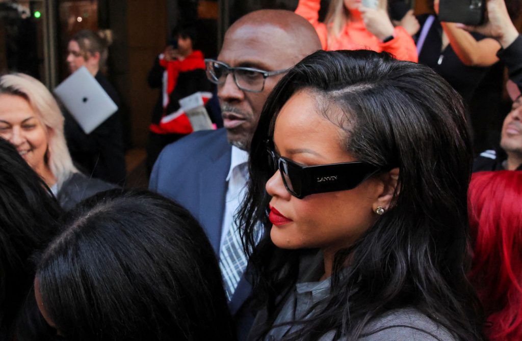 Εννοείται ότι η Ριάνα γέννησε με «μαργαριτάρια και γυαλιά ηλίου»