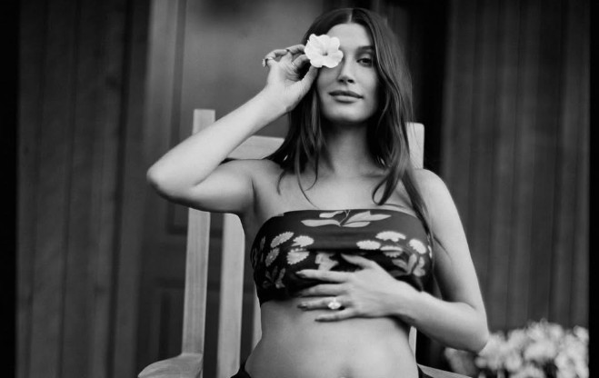 Η Χέιλι Μπίμπερ δηλώνει ότι η μητρότητα είναι το πιο cool πράγμα που έχει κάνει ποτέ