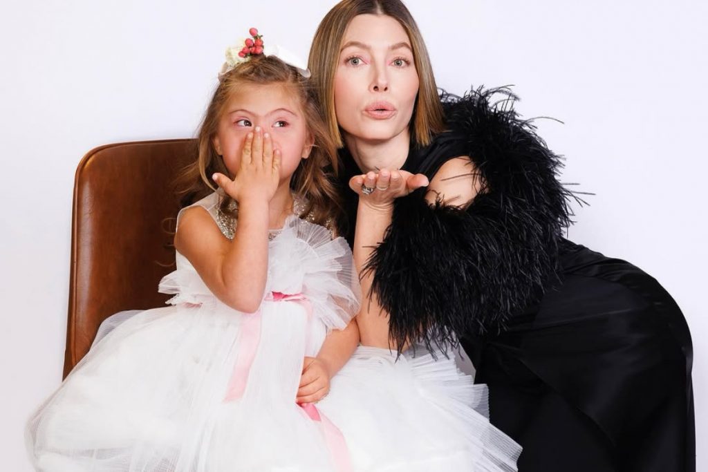 Όλοι αξίζουν τη φροντίδα που χρειάζονται: Η Τζέσικα Μπίελ και η ανιψιά της για την Παγκόσμια Ημέρα Συνδρόμου Down