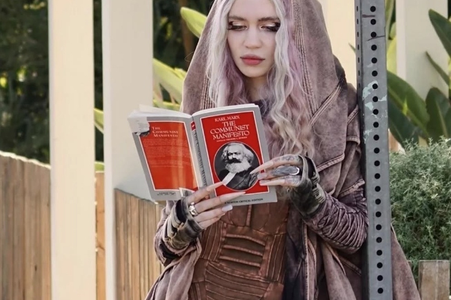 «Είναι τρελό»: Η Grimes ικετεύει τον Έλον Μασκ να κρατήσει τα παιδιά τους μακριά από το ίντερνετ