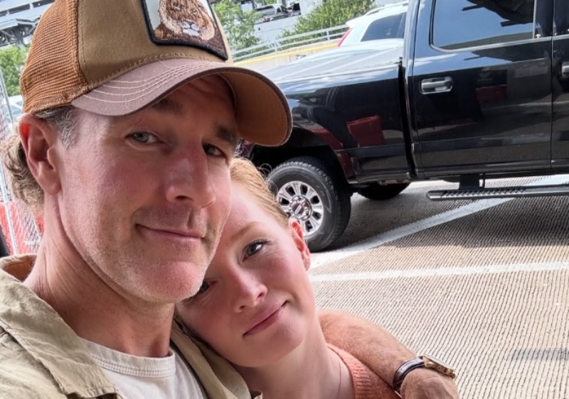 «Κοίταξα τον θάνατο στα μάτια»: Ο Τζέιμς Βαν Ντερ Μπικ για το πως ο καρκίνος επηρέασε τον γάμο και την οικογένειά του