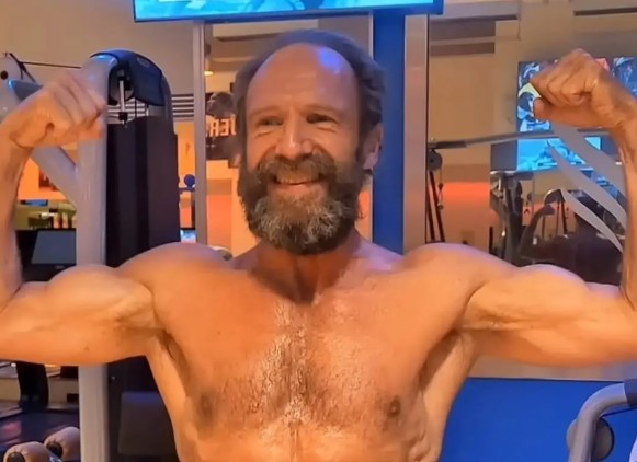 Πώς ο Ρέιφ Φάινς στα 62 του μεταμόρφωσε το σώμα του για να υποδυθεί τον Οδυσσέα