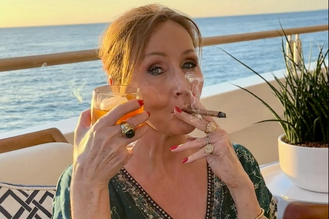 Ακομή κι αν ταυτιζόταν με μπλαντ, πάλι πούρο θα ήταν: Η Ρόουλινγκ πανηγυρίζει με άλλη μια τρανσφοβική ανάρτηση