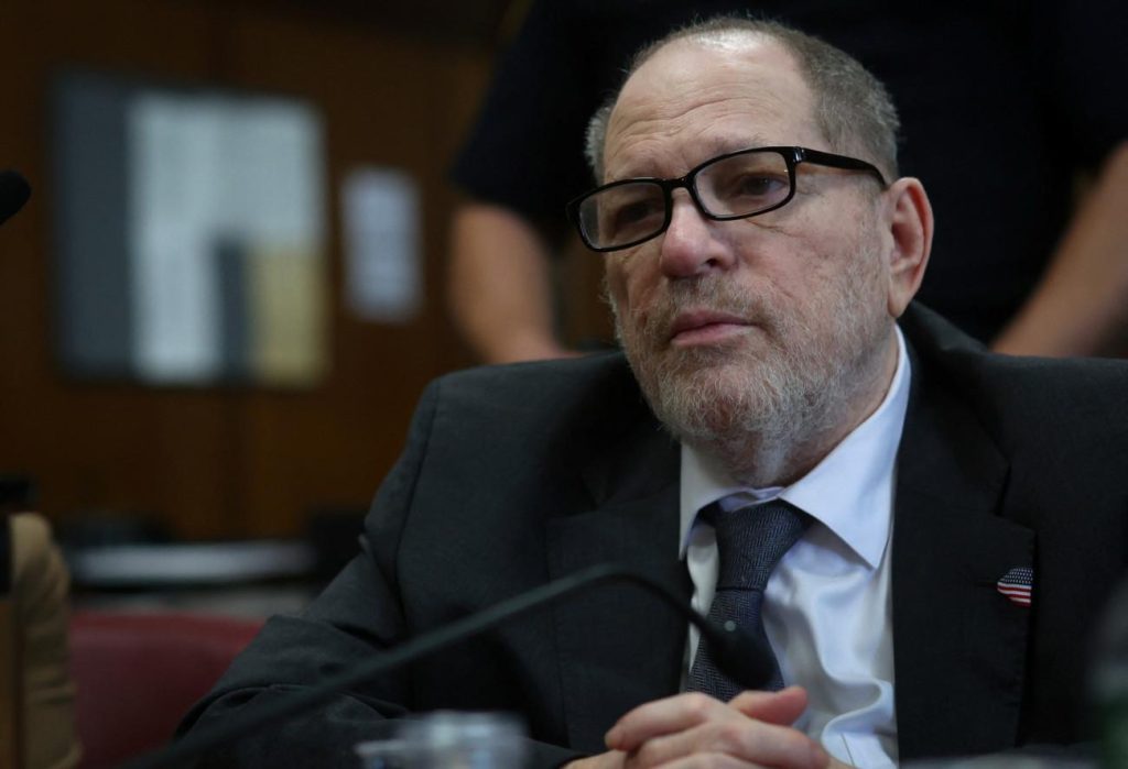 «Της έδωσα λεφτά για να μην το πει στη γυναίκα μου»: Ο Χάρβεϊ Γουάινσταϊν δηλώνει αθώος μέσα από τη φυλακή
