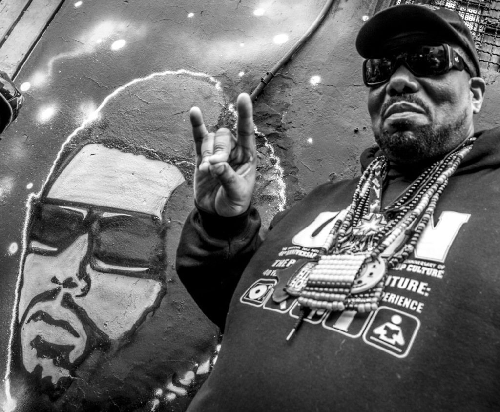 Afrika Bambaataa – Ο πρωτοπόρος του χιπ-χοπ δικάστηκε ερήμην για σεξουαλική κακοποίηση ανηλίκου