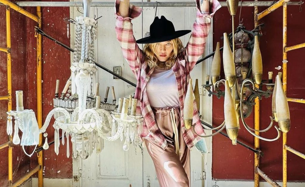 Η Μαντόνα έγινε καστανή κι ο λόγος είναι τρυφερός, ανθρώπινος και σπαραξικάρδιος