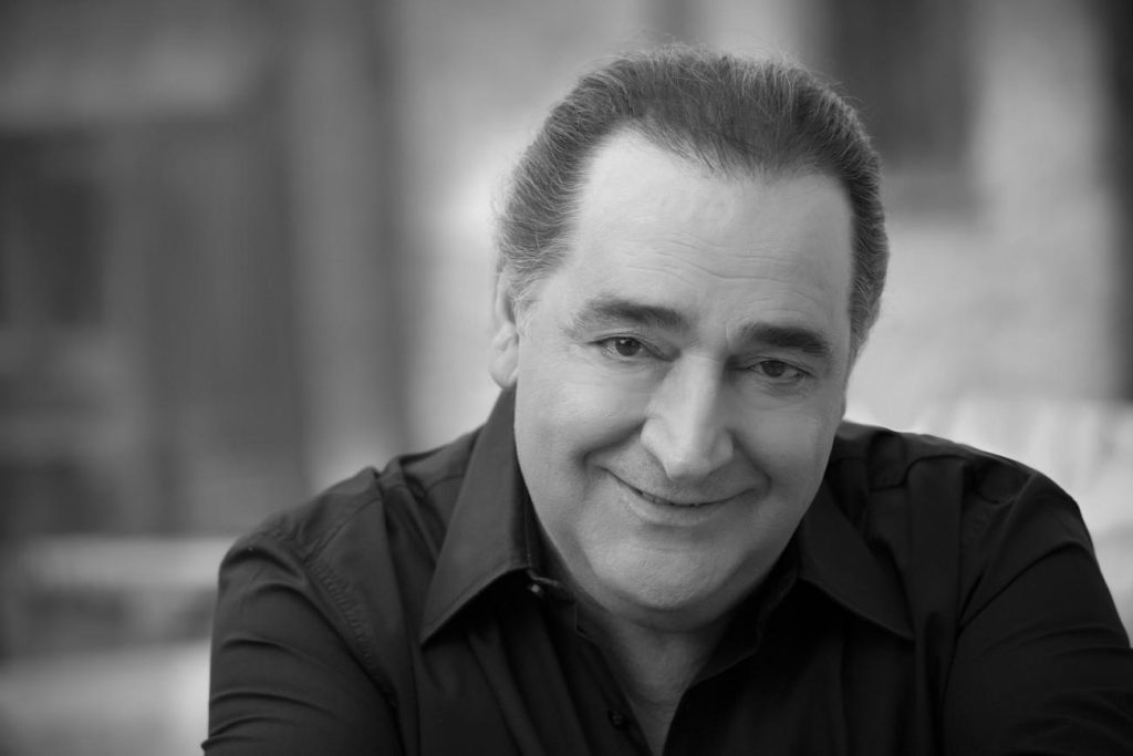 Το μεγάλο ανεκπλήρωτο όνειρο του Βασίλη Καρρά! – Μεγάλη συναυλία αφιέρωμα