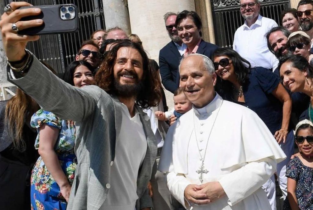 Τζόναθαν Ρούμι: O Ιησούς στο «The Chosen» συναντά τον Πάπα Λέοντα ΙΔ’