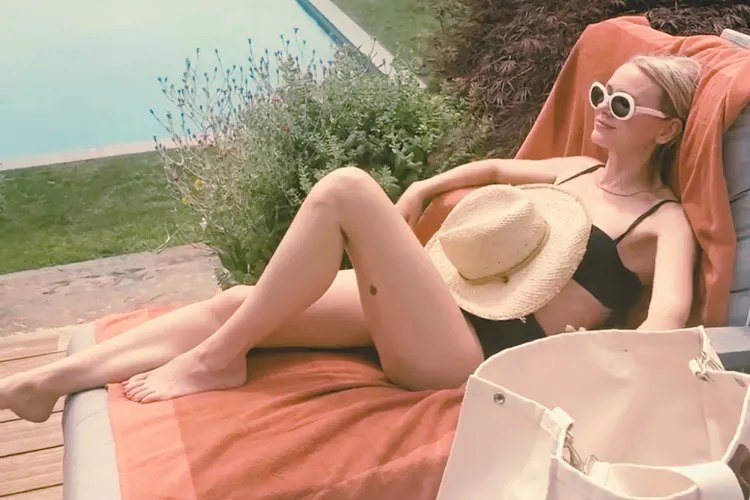 «Δεν είμαστε αόρατες» – Η Ναόμι Γουότς γιορτάζει την ηλικία που η θερμοκρασία ανεβαίνει θες δε θες