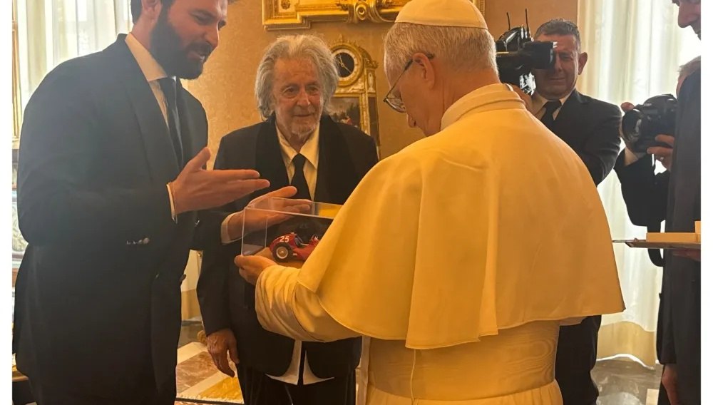 Ιστορική συνάντηση: Ο Αλ Πατσίνο γίνεται ο πρώτος αστέρας που συνάντησε τον νέο Πάπα