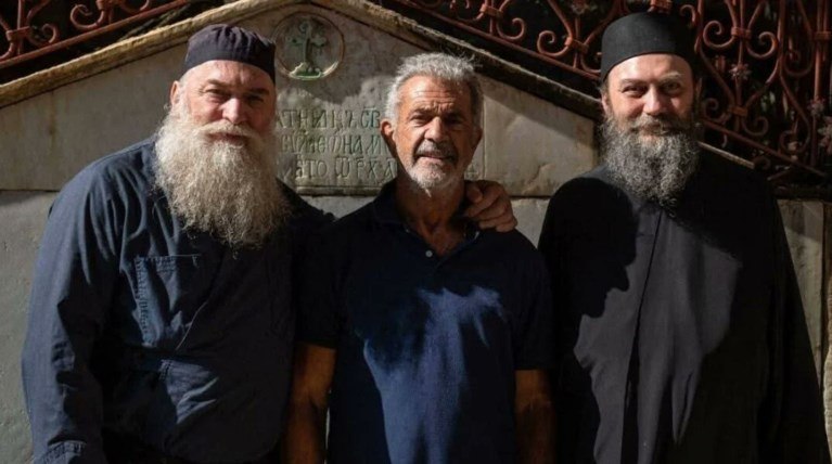 Μελ Γκίμπσον: Πίνει αγιασμό στο Άγιον Όρος -Πόσο καιρό θα μείνει στο μοναστήρι