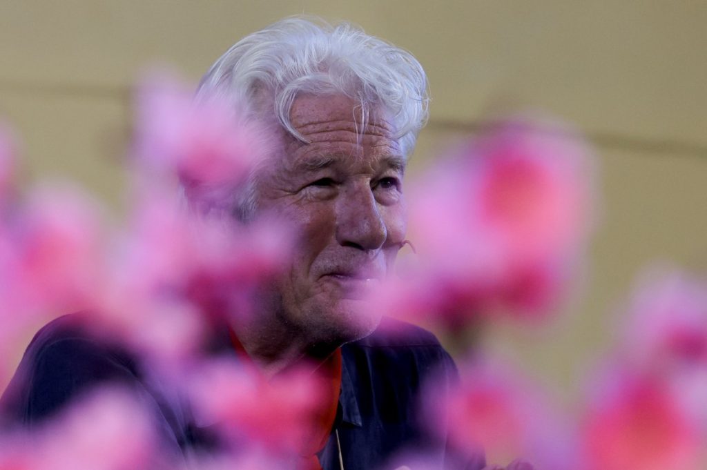 «Να σε στοιχειώνουν τα νεκρά κατοικίδιά μου μέχρι να τρελαθείς»: Η κόρη του Πολ Σάιμον μισεί τον Ρίτσαρντ Γκιρ